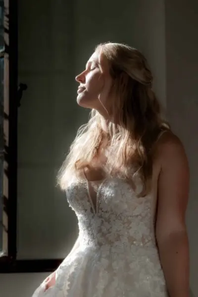 Hochzeitsfotograf Würzburg | Editorial & Documentary Style 28 Braut in Spitzenkleid im Sonnenlicht Kloster Bronnbach