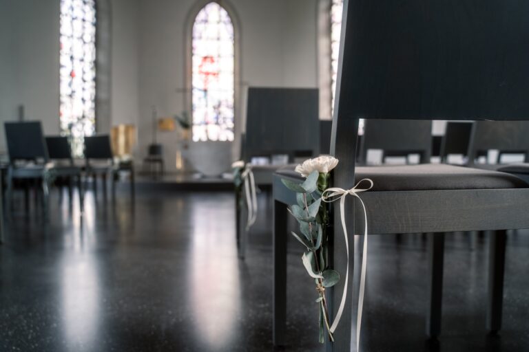 00001-00001-florian-knusper-hochzeitsfotograf-wuerzburg-stuhlreihe-mit-blumen-Vogelsburg Volkach