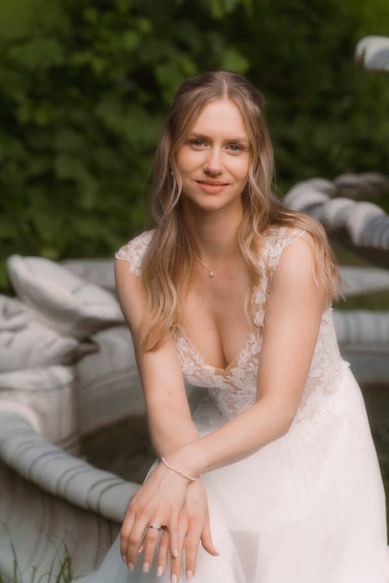 00001-florian-knusper-hochzeitsfotograf-wuerzburg-braut-im-garten-Das Retz