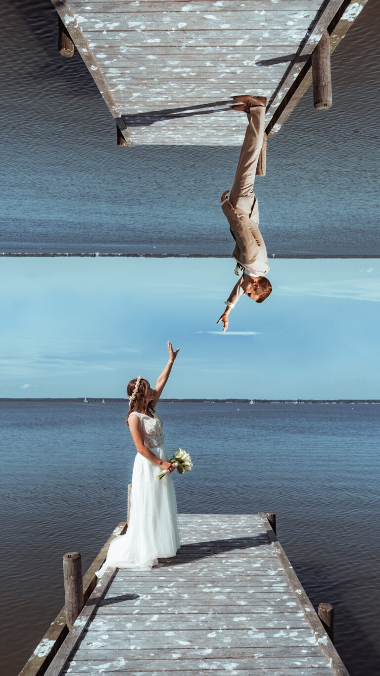 00001-florian-knusper-hochzeitsfotograf-wuerzburg-brautpaar-auf-steg-Dänischer Pavillon