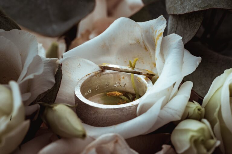 00001-florian-knusper-hochzeitsfotograf-wuerzburg-eheringe-auf-blumen-Vogelsburg Volkach