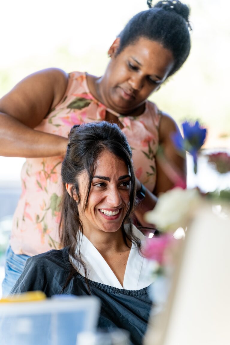 00001-florian-knusper-hochzeitsfotograf-wuerzburg-frisurvorbereitung-der-braut-Schlosshotel Steinburg Wuerzburg