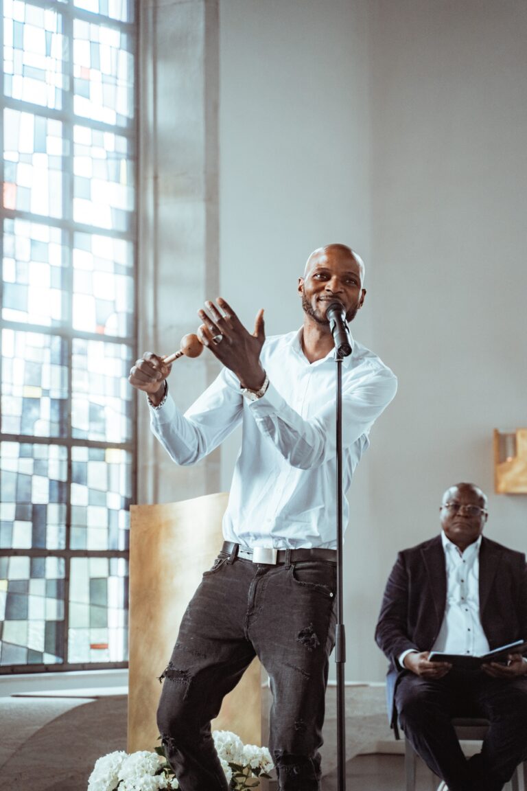 00001-florian-knusper-hochzeitsfotograf-wuerzburg-musiker-mit-mikrofon-Vogelsburg Volkach