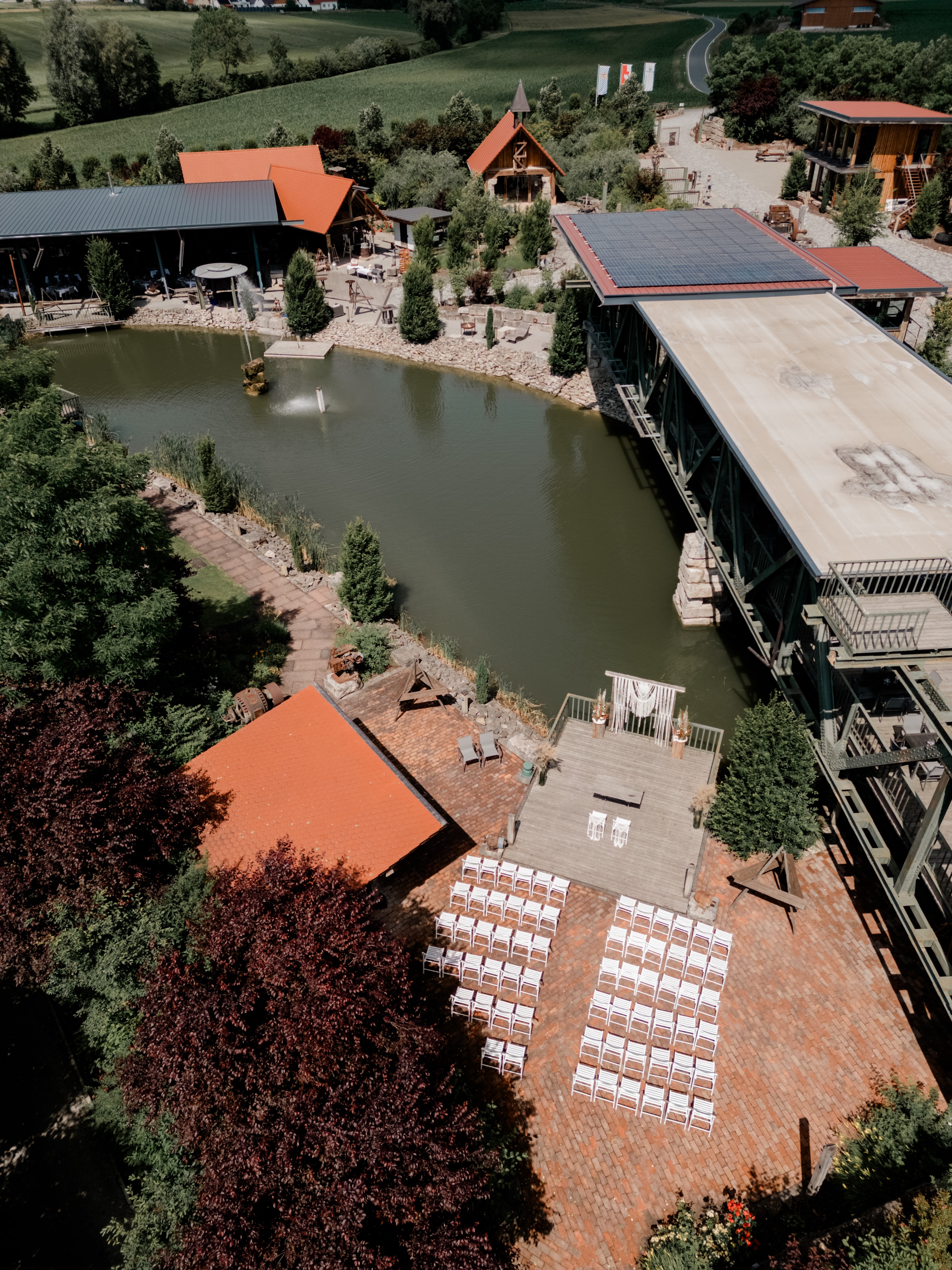 Hochzeitslocation mit Seeterrasse und Stühlen im Freien