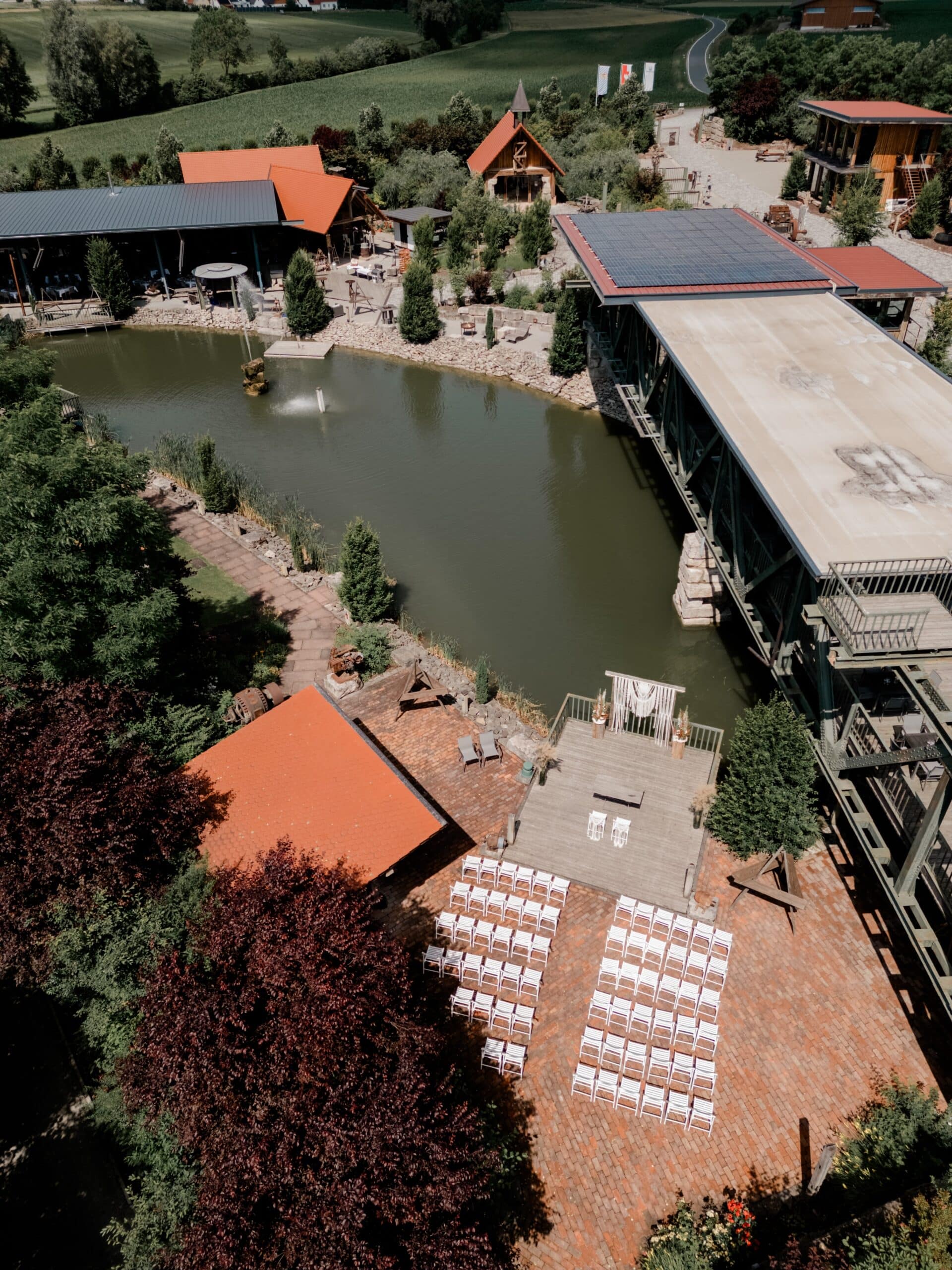 Hochzeitslocation mit Seeterrasse und Stühlen im Freien