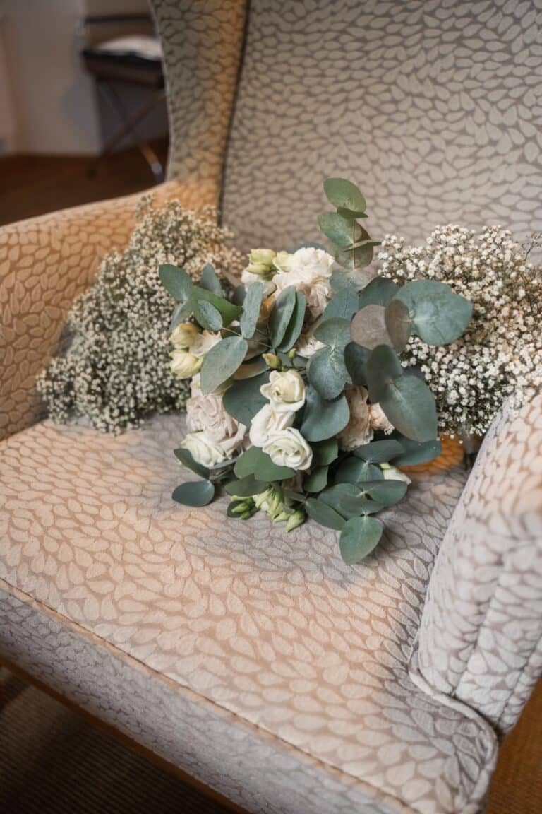 00002-florian-knusper-hochzeitsfotograf-wuerzburg-blumenstrauss-auf-sessel-Vogelsburg Volkach