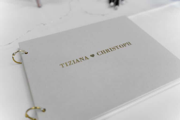 00002-florian-knusper-hochzeitsfotograf-wuerzburg-hochzeitsalbum-auf-tisch-Vogelsburg Volkach