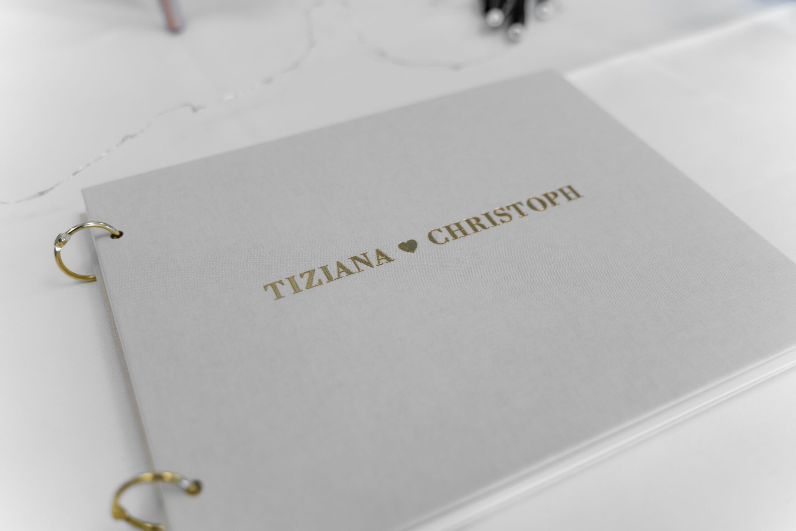Hochzeitsgästebuch mit goldener Schrift.