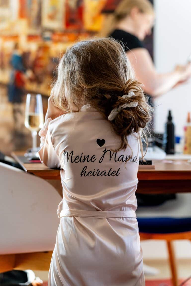 00002-florian-knusper-hochzeitsfotograf-wuerzburg-kind-mit-bademantel-Schlosshotel Steinburg Wuerzburg