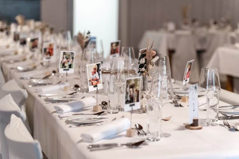 00004-florian-knusper-hochzeitsfotograf-wuerzburg-gedeckter-hochzeitstisch-Winzerhof Stahl