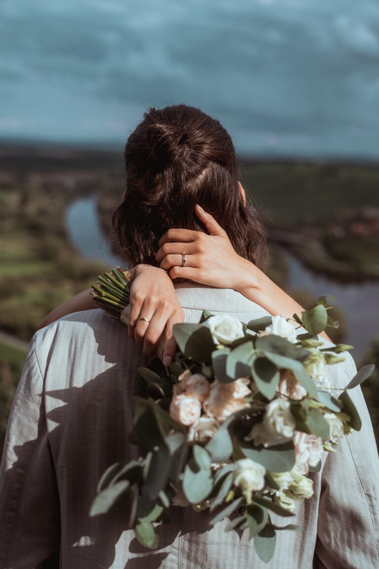 00006-florian-knusper-hochzeitsfotograf-wuerzburg-brautpaar-mit-blumenstrauss-Vogelsburg Volkach