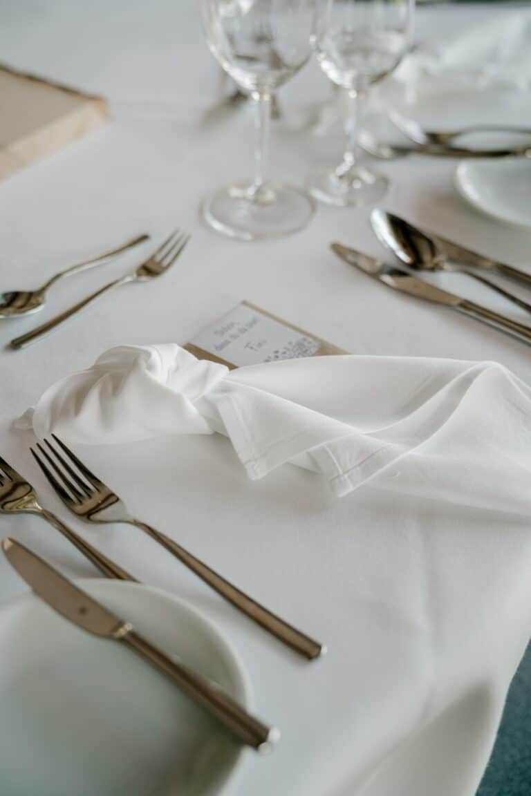 00007-florian-knusper-hochzeitsfotograf-wuerzburg-gedeckter-hochzeitstisch-Brückenbaron