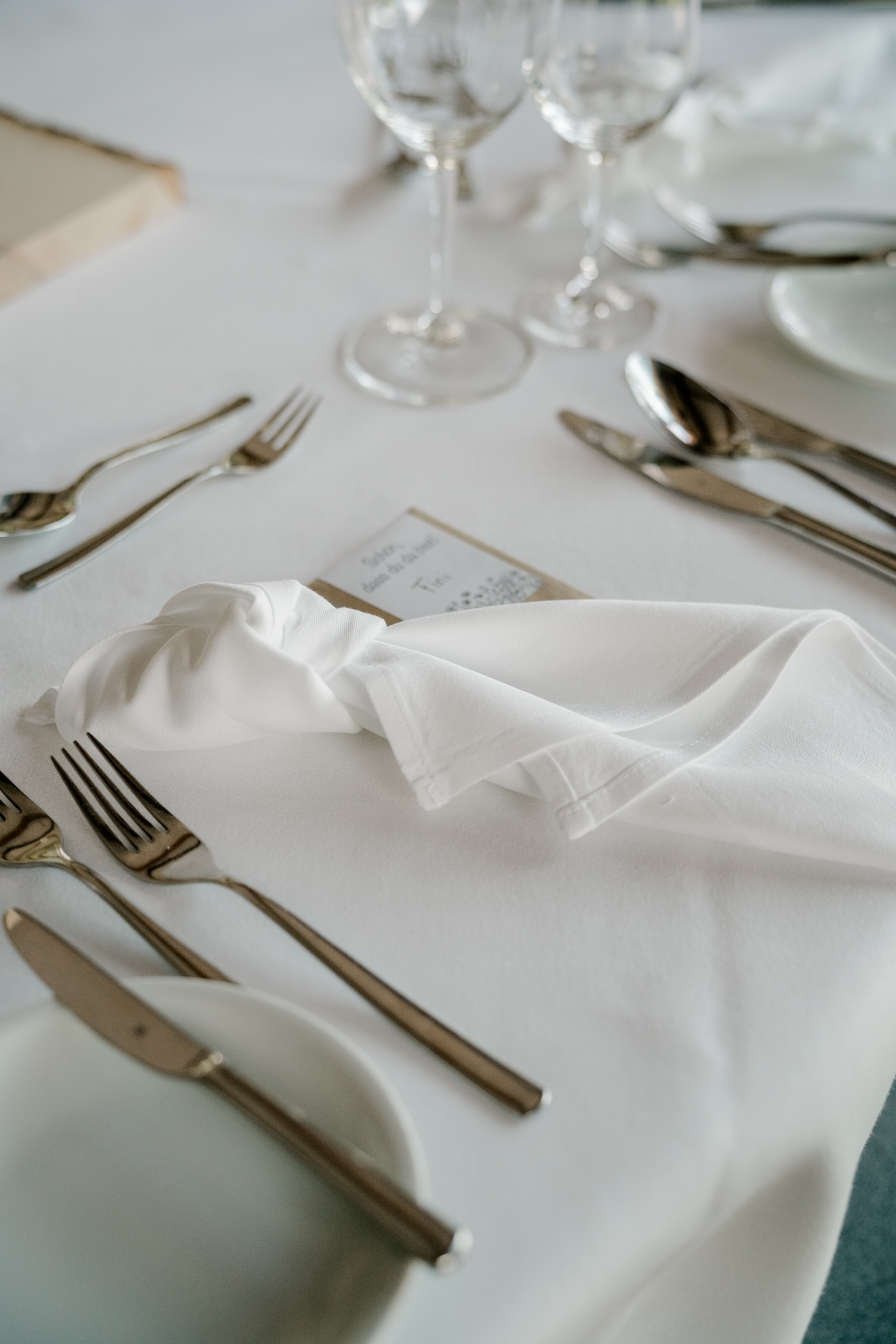 Hochzeitsgedeck mit Serviette und Besteck
