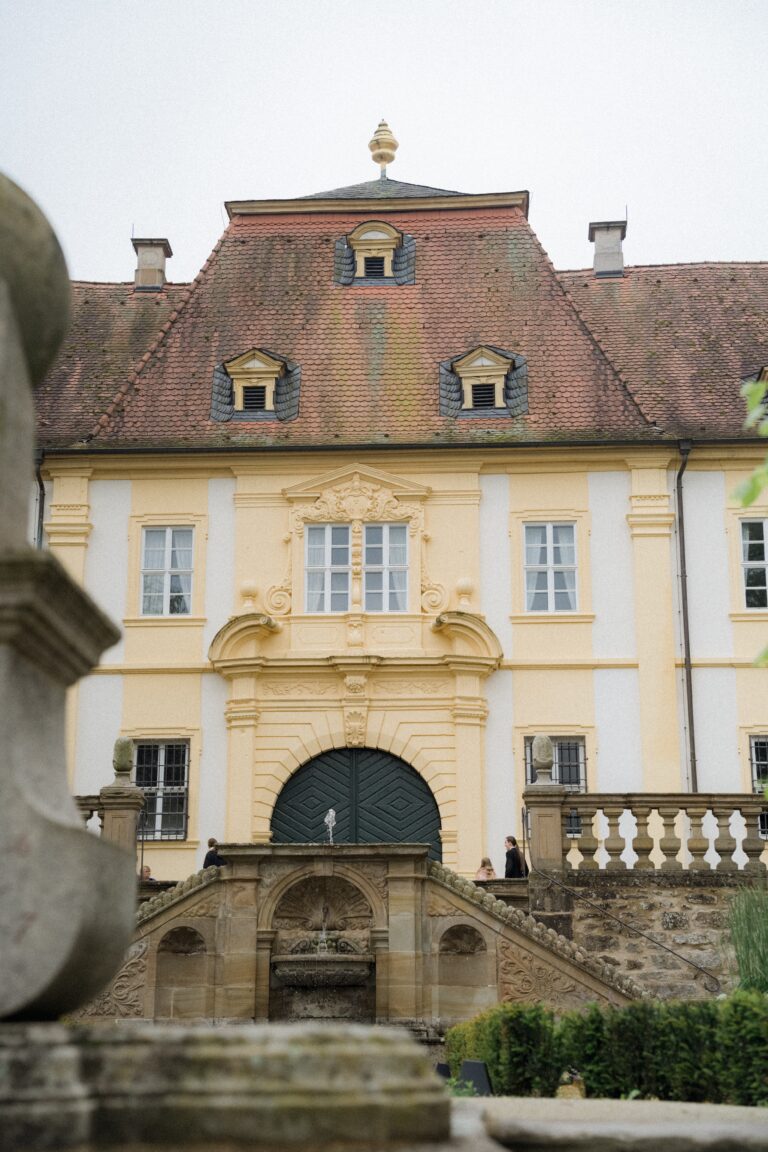00008-florian-knusper-hochzeitsfotograf-wuerzburg-historische-schlossfassade-Schloss Oberschwarzach