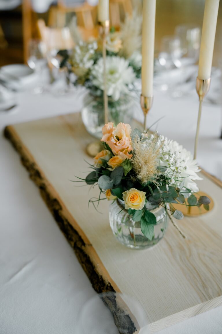 00008-florian-knusper-hochzeitsfotograf-wuerzburg-tischdeko-mit-blumen-und-kerzen-Brückenbaron