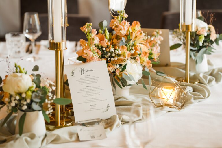 00008-florian-knusper-hochzeitsfotograf-wuerzburg-tischdekoration-mit-blumen-Hotel Freihof Prichsenstadt