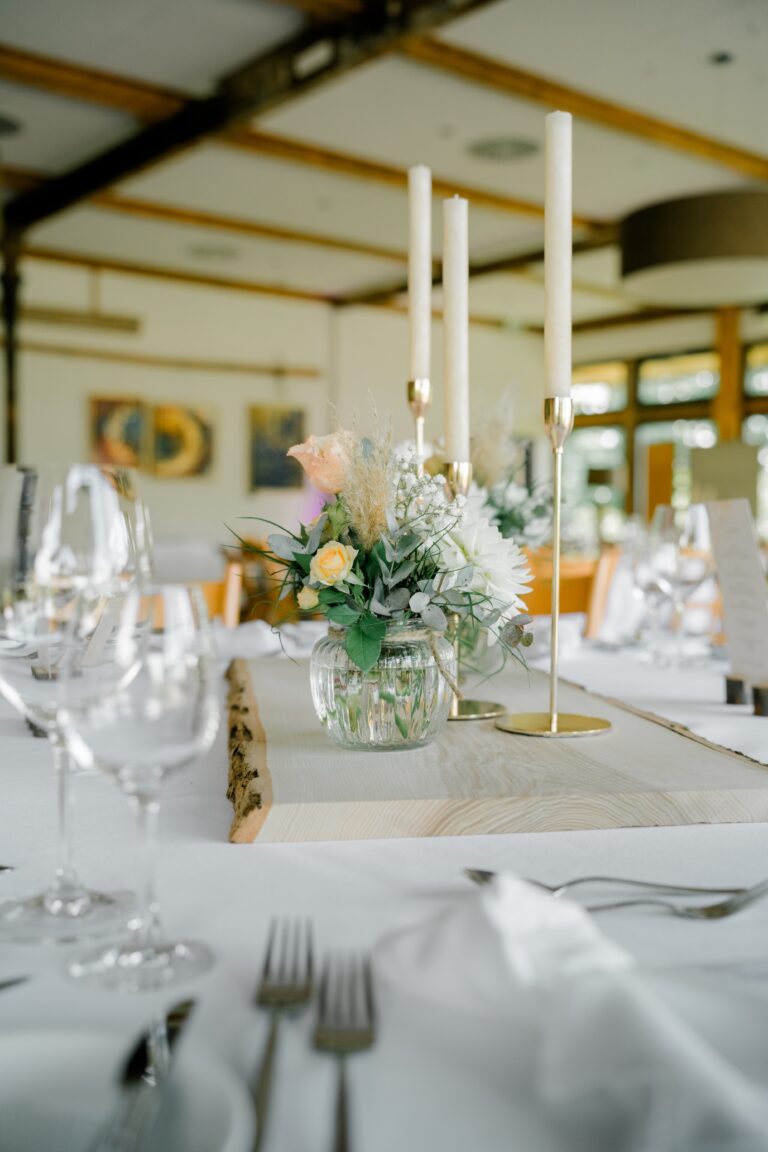 00009-florian-knusper-hochzeitsfotograf-wuerzburg-tischdeko-mit-kerzen-und-blumen-Brückenbaron