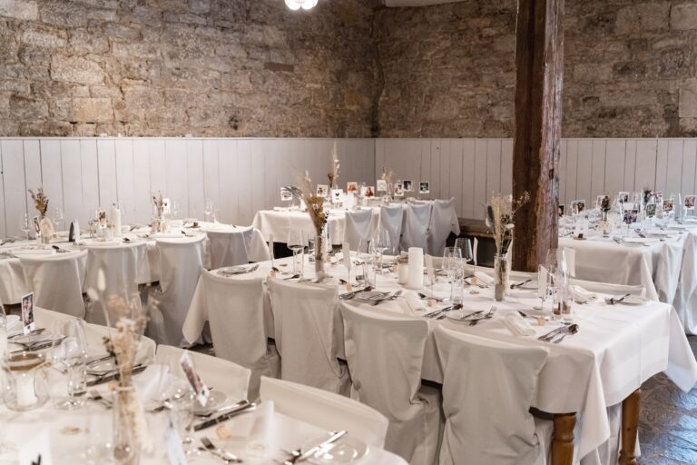 00010-florian-knusper-hochzeitsfotograf-wuerzburg-hochzeitslocation-mit-gedeckten-tisc-Winzerhof Stahl