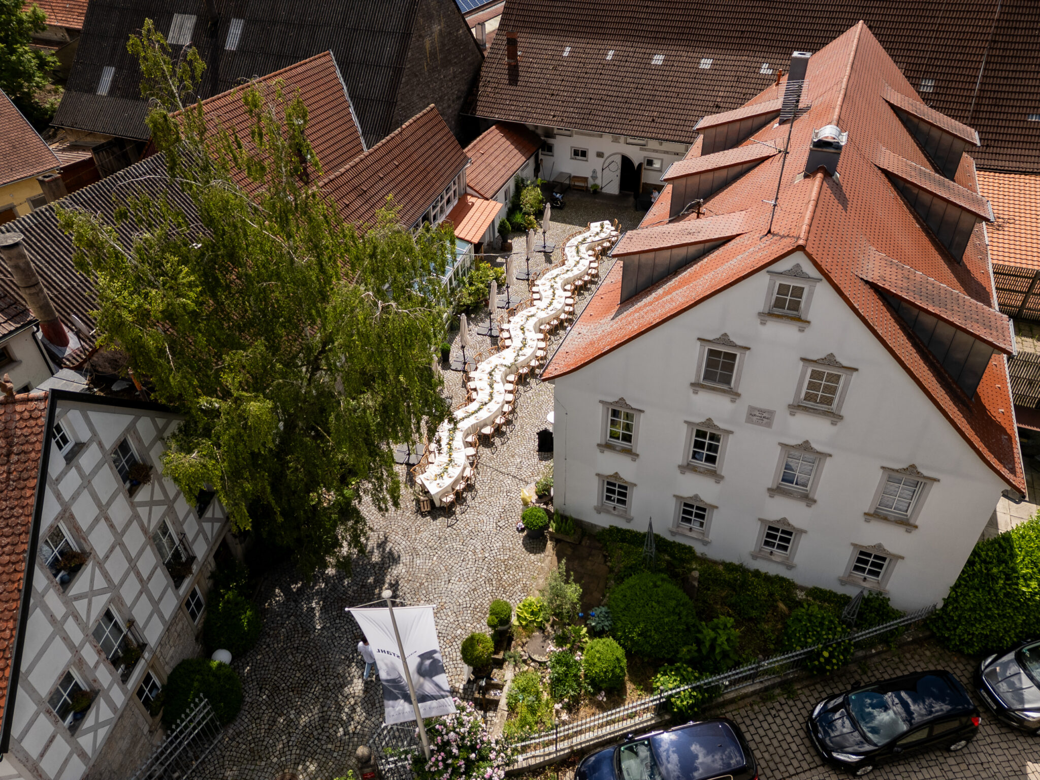 Hochzeitsempfang im Innenhof mit langen Tafeln