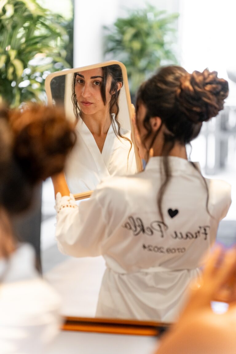 00011-florian-knusper-hochzeitsfotograf-wuerzburg-braut-beim-styling-Schlosshotel Steinburg Wuerzburg