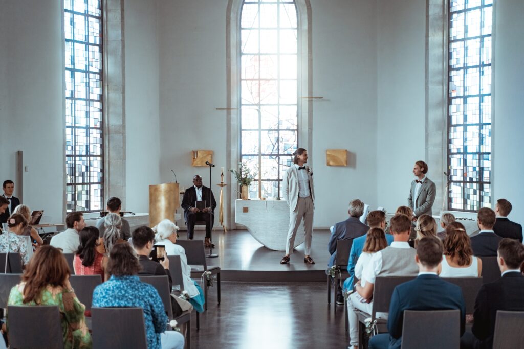 Hochzeitszeremonie in moderner Kirche
