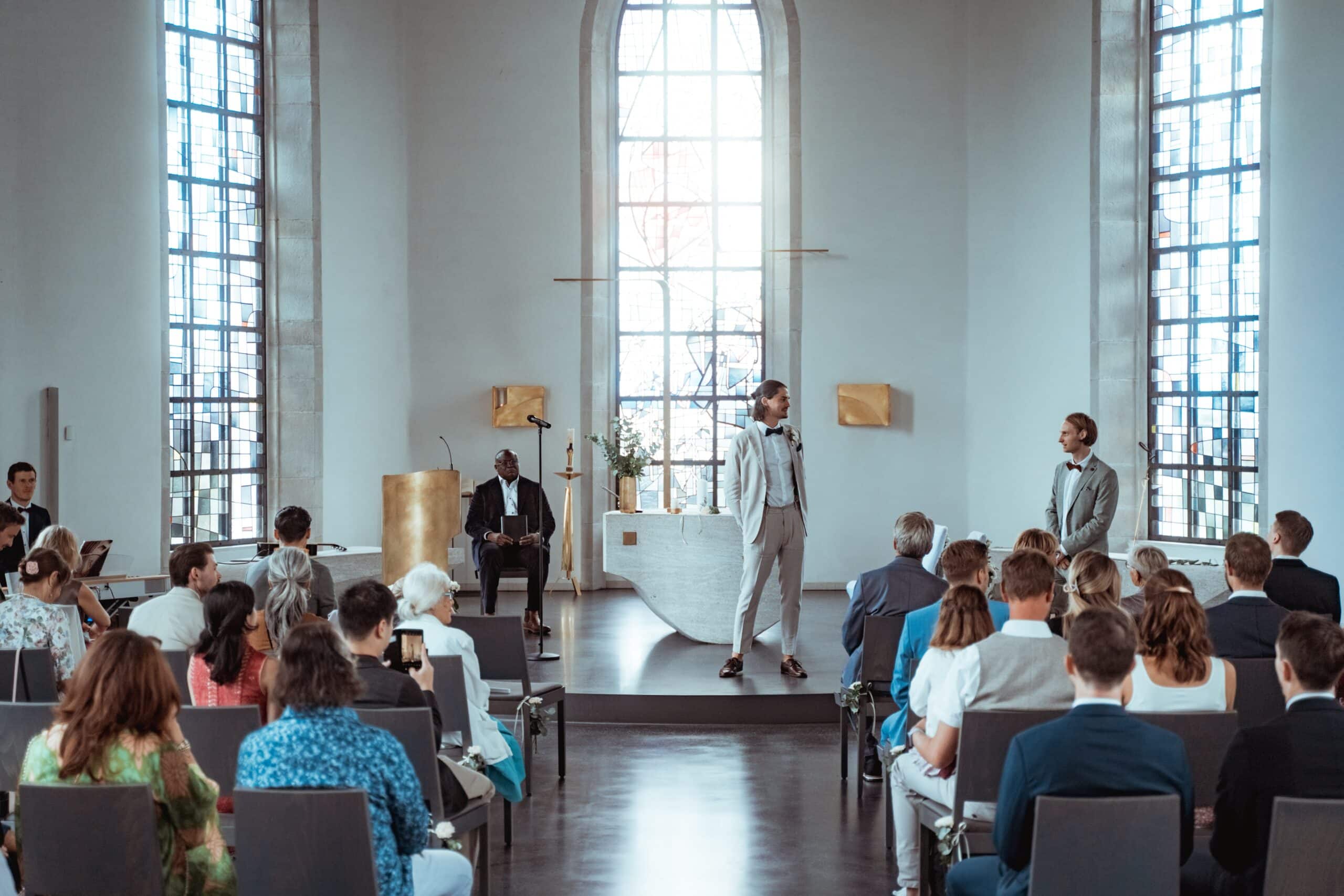 Hochzeitszeremonie in moderner Kirche