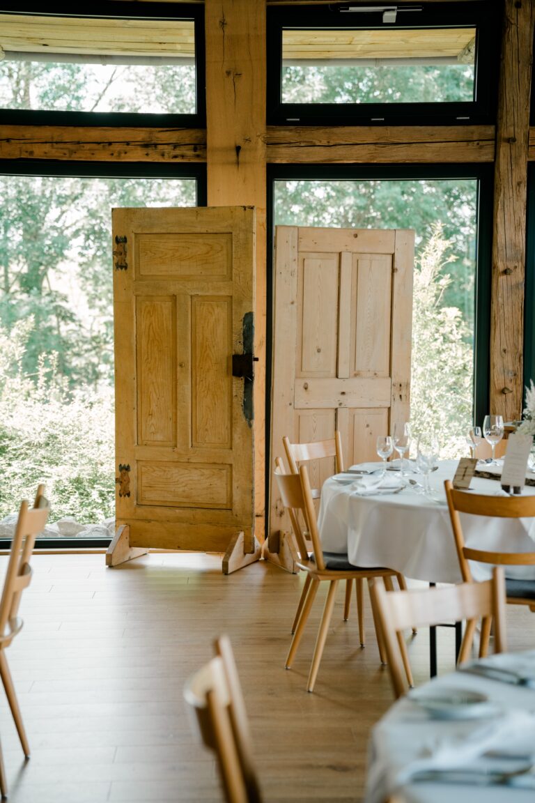 00012-florian-knusper-hochzeitsfotograf-wuerzburg-innenraum-mit-gedecktem-tisch-Brückenbaron