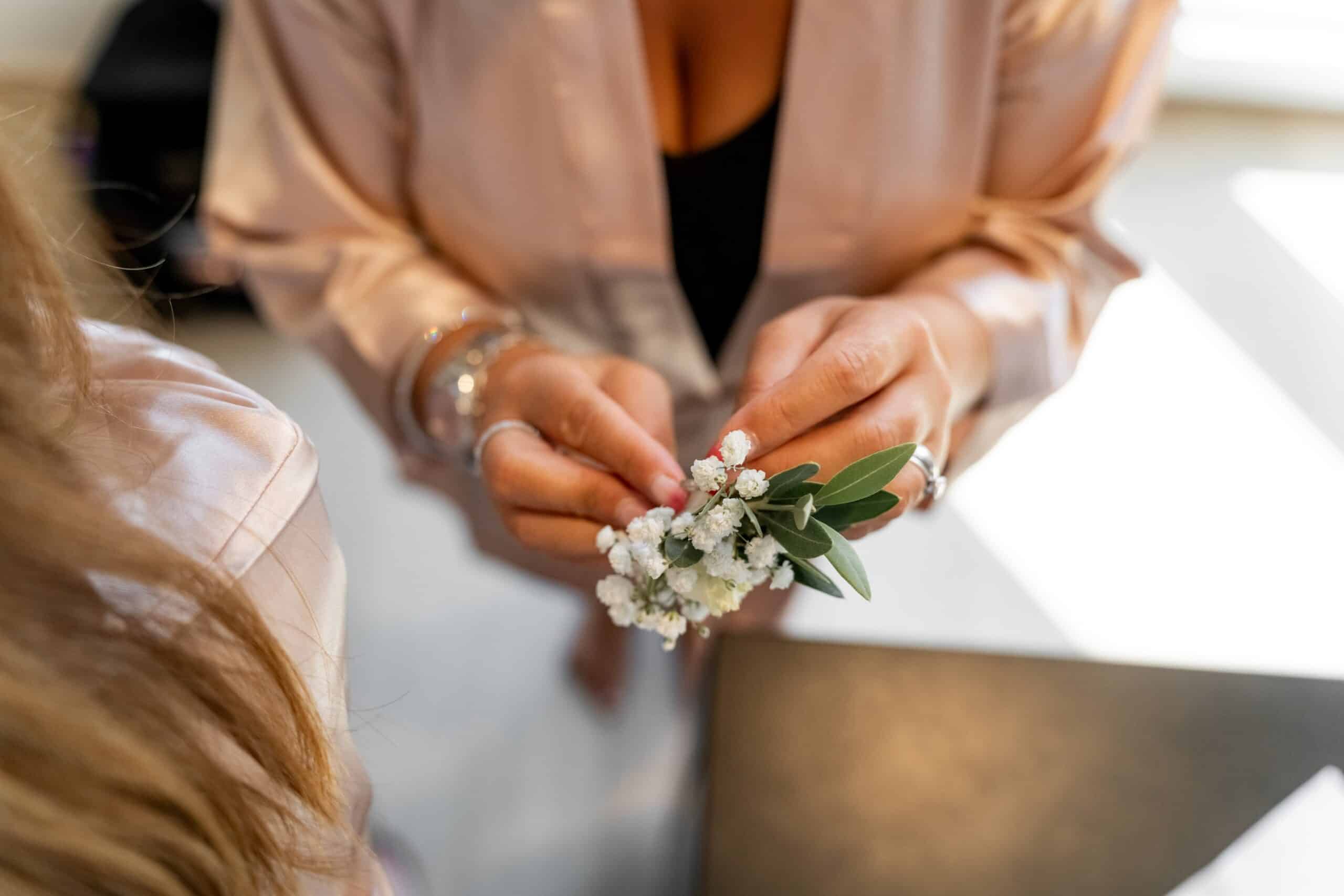 Brautjungfer befestigt Blumenanstecker