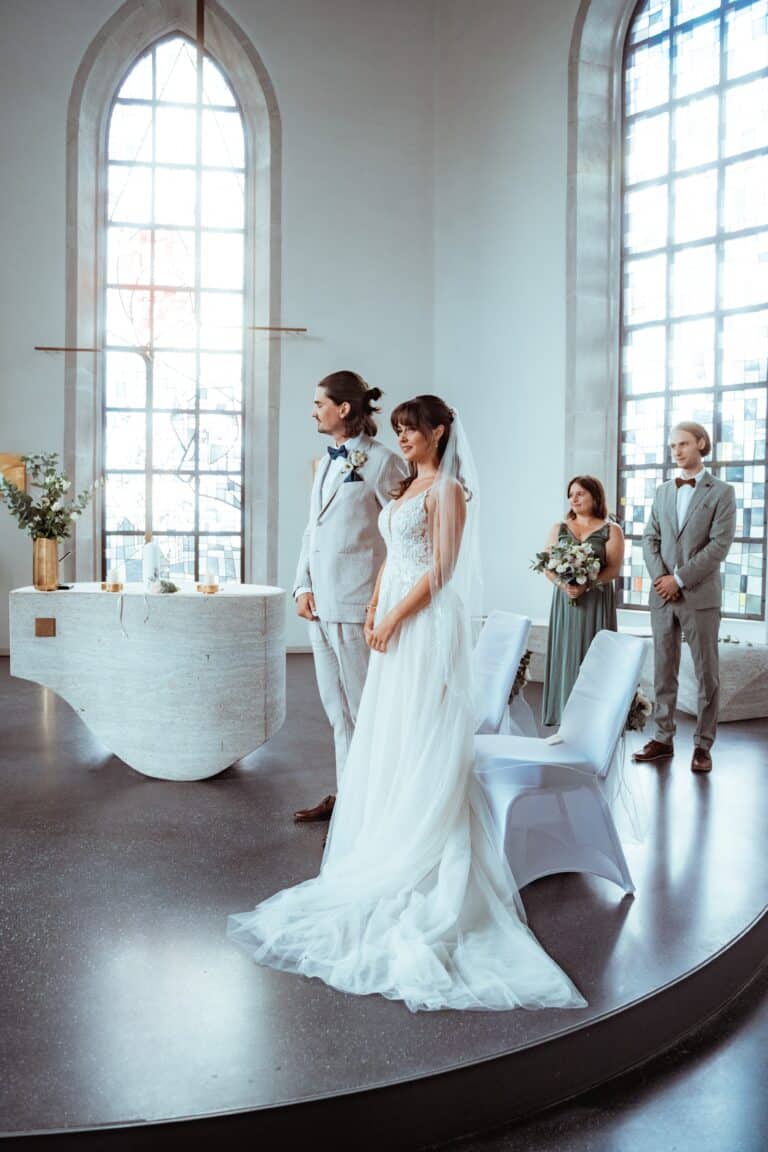 00013-florian-knusper-hochzeitsfotograf-wuerzburg-brautpaar-in-kirche-Vogelsburg Volkach