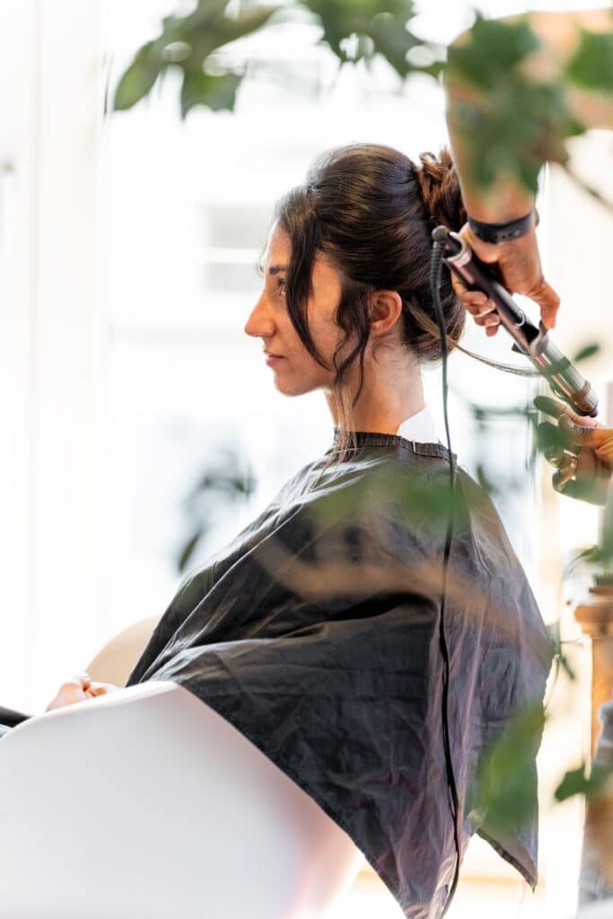 Brautstyling mit Lockenstab vor der Hochzeit.