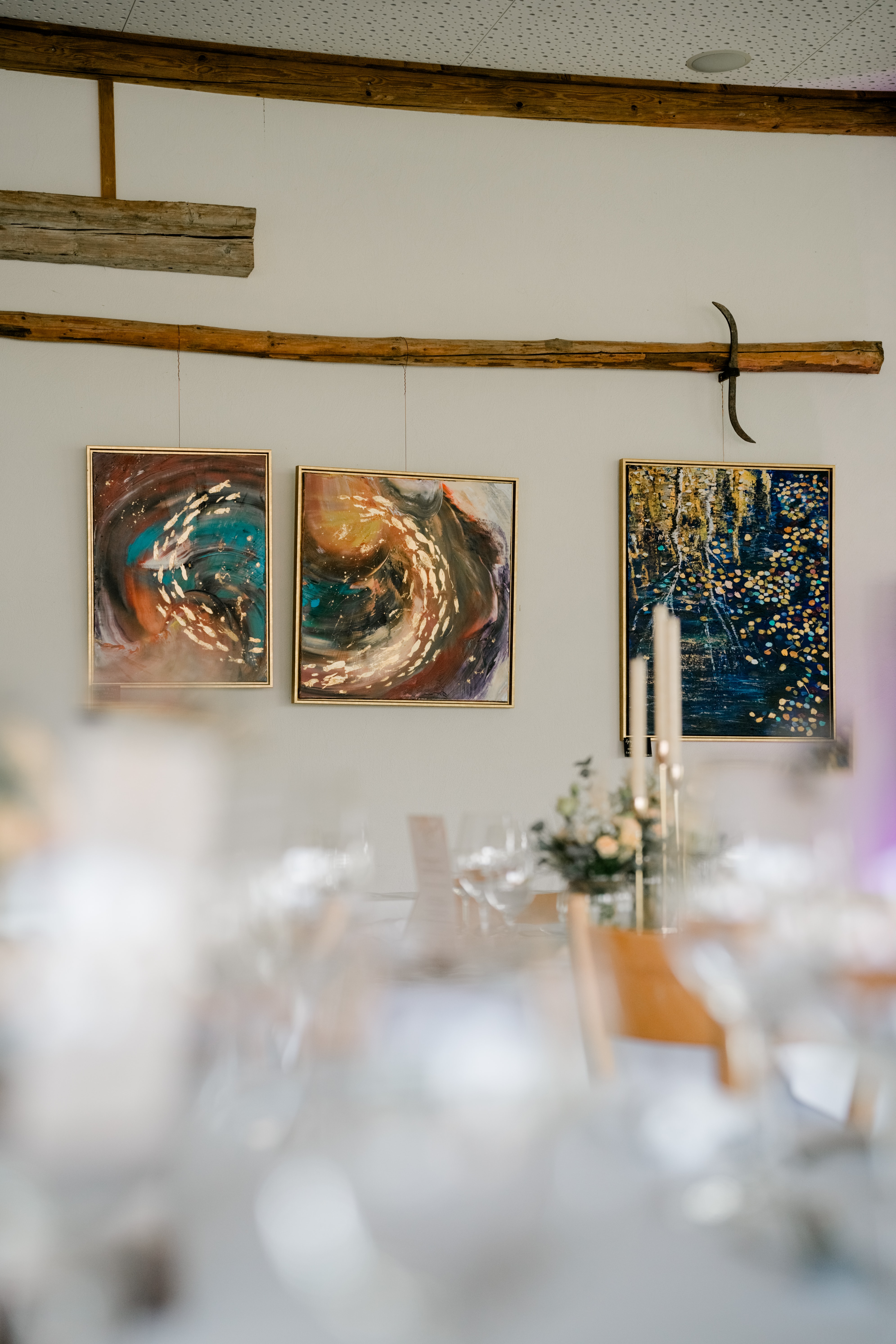 Kunstvoll dekorierter Hochzeitsraum mit Gemälden.