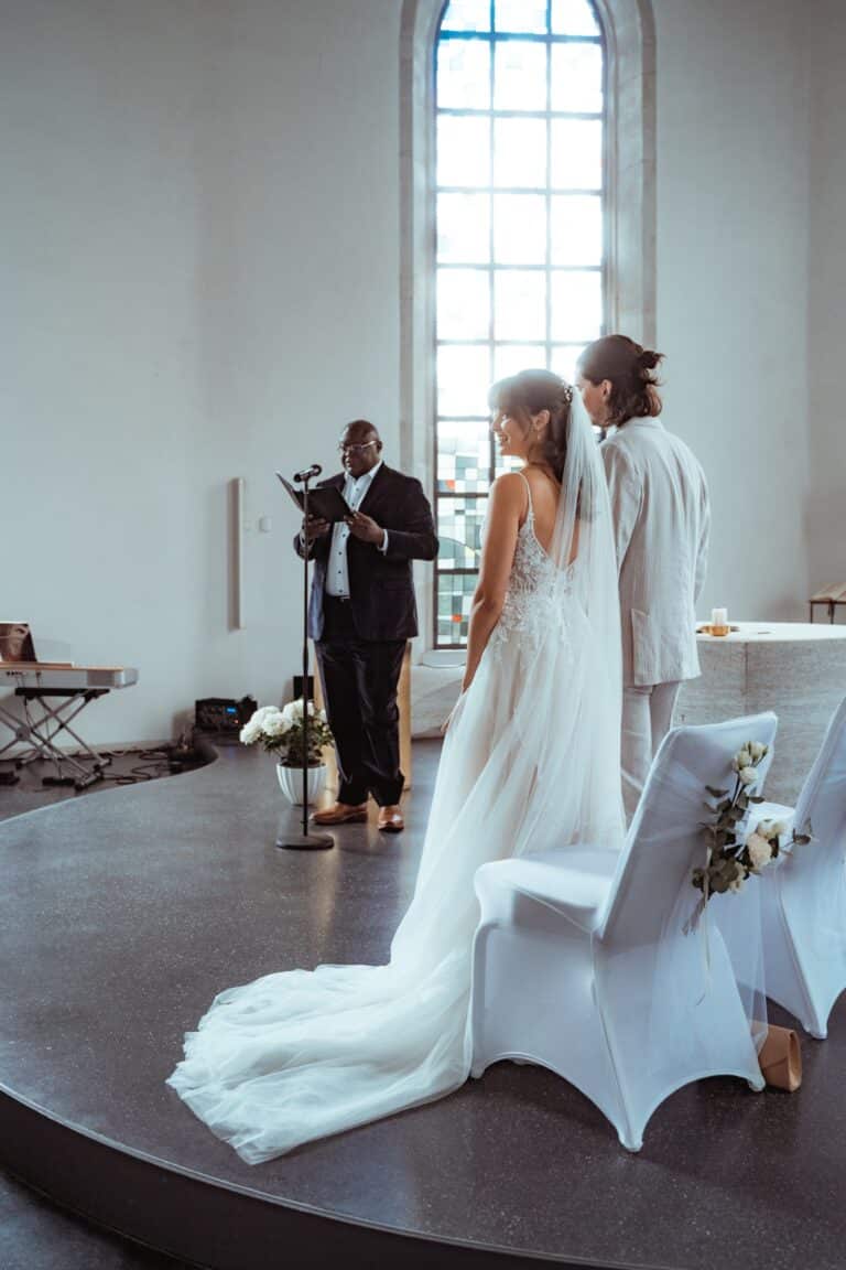 00015-florian-knusper-hochzeitsfotograf-wuerzburg-brautpaar-in-der-kirche-Vogelsburg Volkach