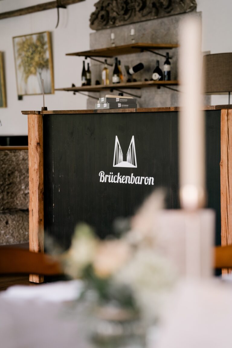 00015-florian-knusper-hochzeitsfotograf-wuerzburg-tischdekoration-im-innenraum-Brückenbaron