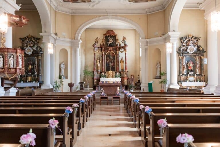 00016-florian-knusper-hochzeitsfotograf-wuerzburg-kirche-mit-blumendeko-Kloster Bronnbach