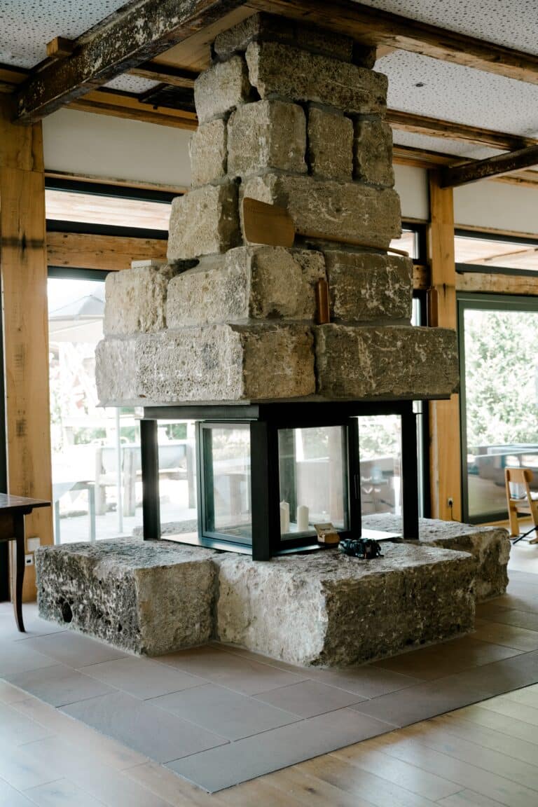 00016-florian-knusper-hochzeitsfotograf-wuerzburg-steinofen-im-raum-Brückenbaron