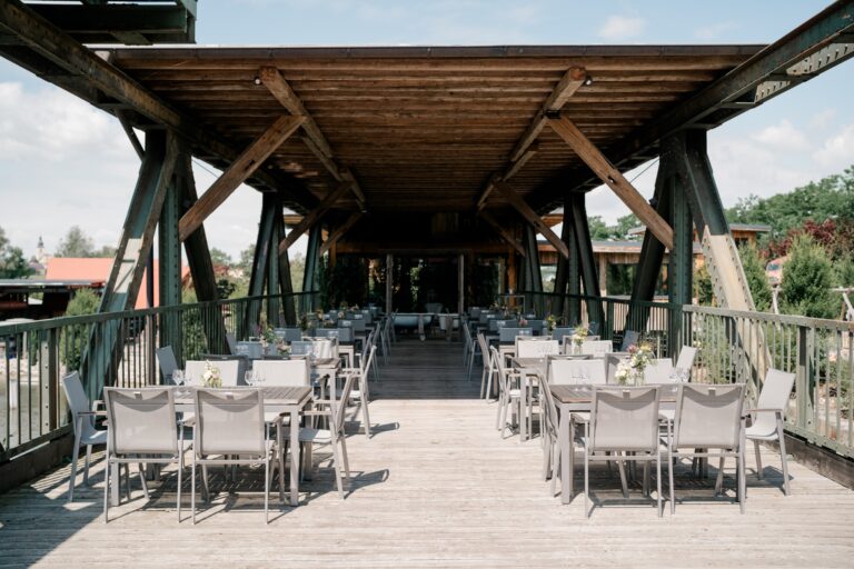 00017-florian-knusper-hochzeitsfotograf-wuerzburg-terrasse-mit-tischen-Brückenbaron