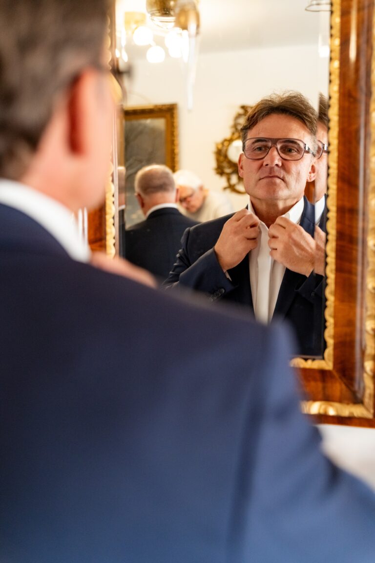 00018-florian-knusper-hochzeitsfotograf-wuerzburg-mann-im-spiegel-Schlosshotel Steinburg Wuerzburg