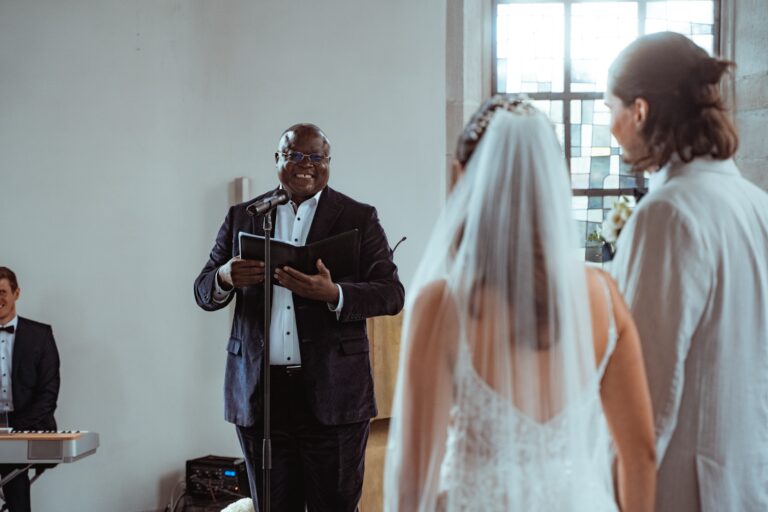 00018-florian-knusper-hochzeitsfotograf-wuerzburg-trauung-mit-redner-Vogelsburg Volkach