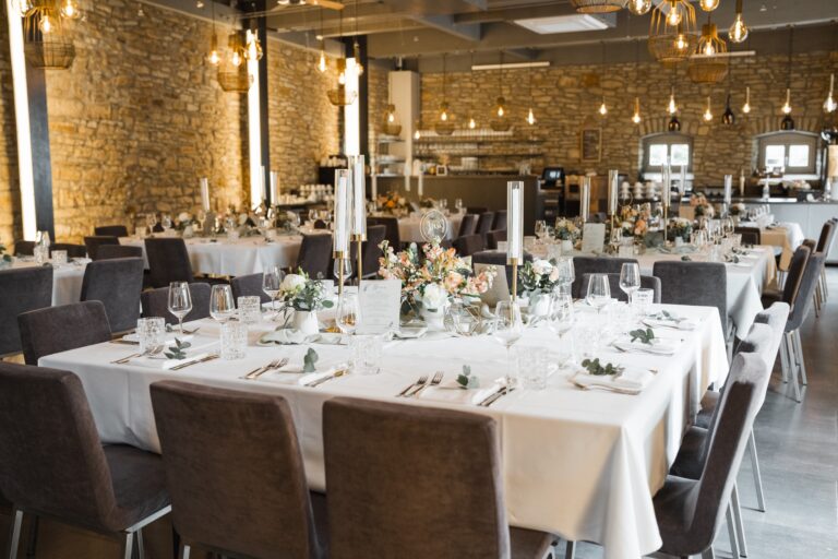 00019-florian-knusper-hochzeitsfotograf-wuerzburg-festlich-dekorierter-saal-Hotel Freihof Prichsenstadt