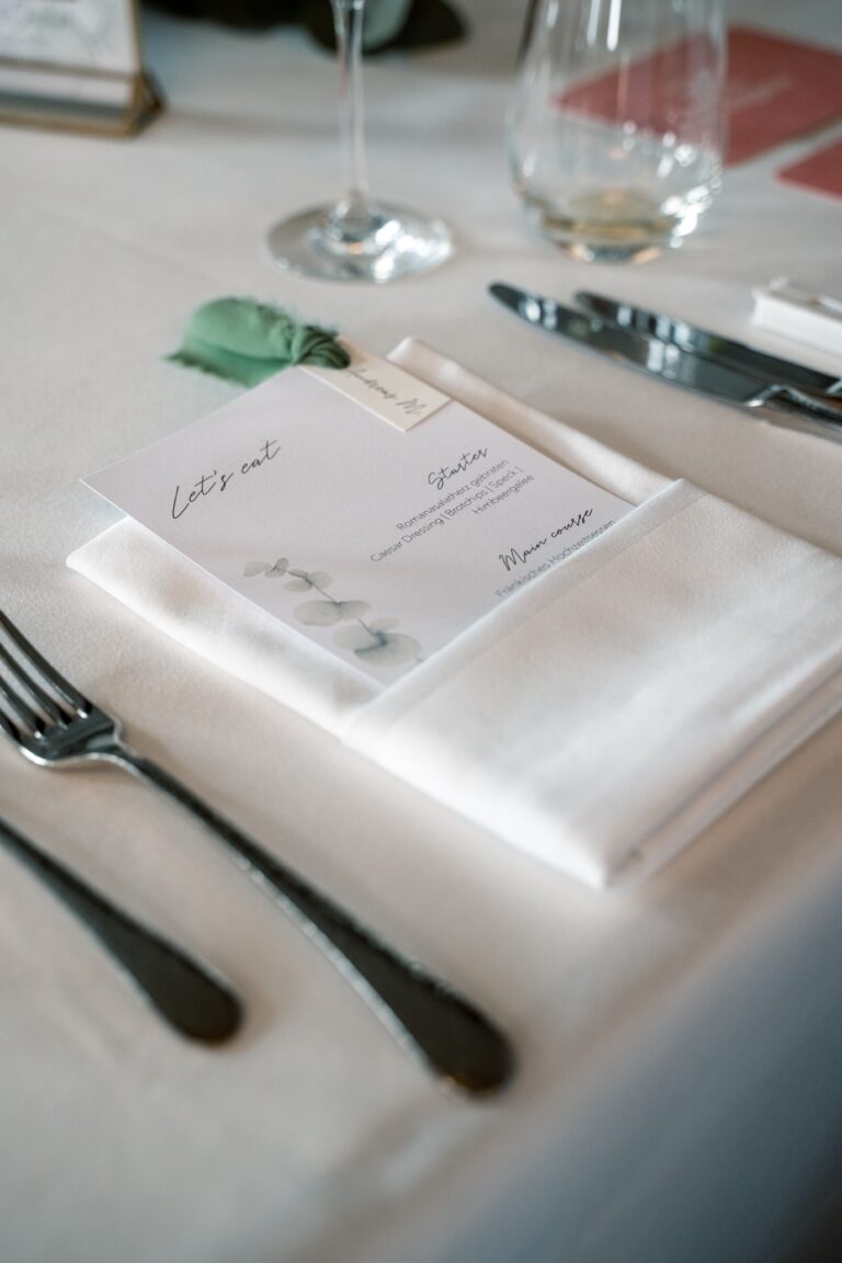 00019-florian-knusper-hochzeitsfotograf-wuerzburg-hochzeitsgedeck-mit-menuekarte-Vogelsburg Volkach