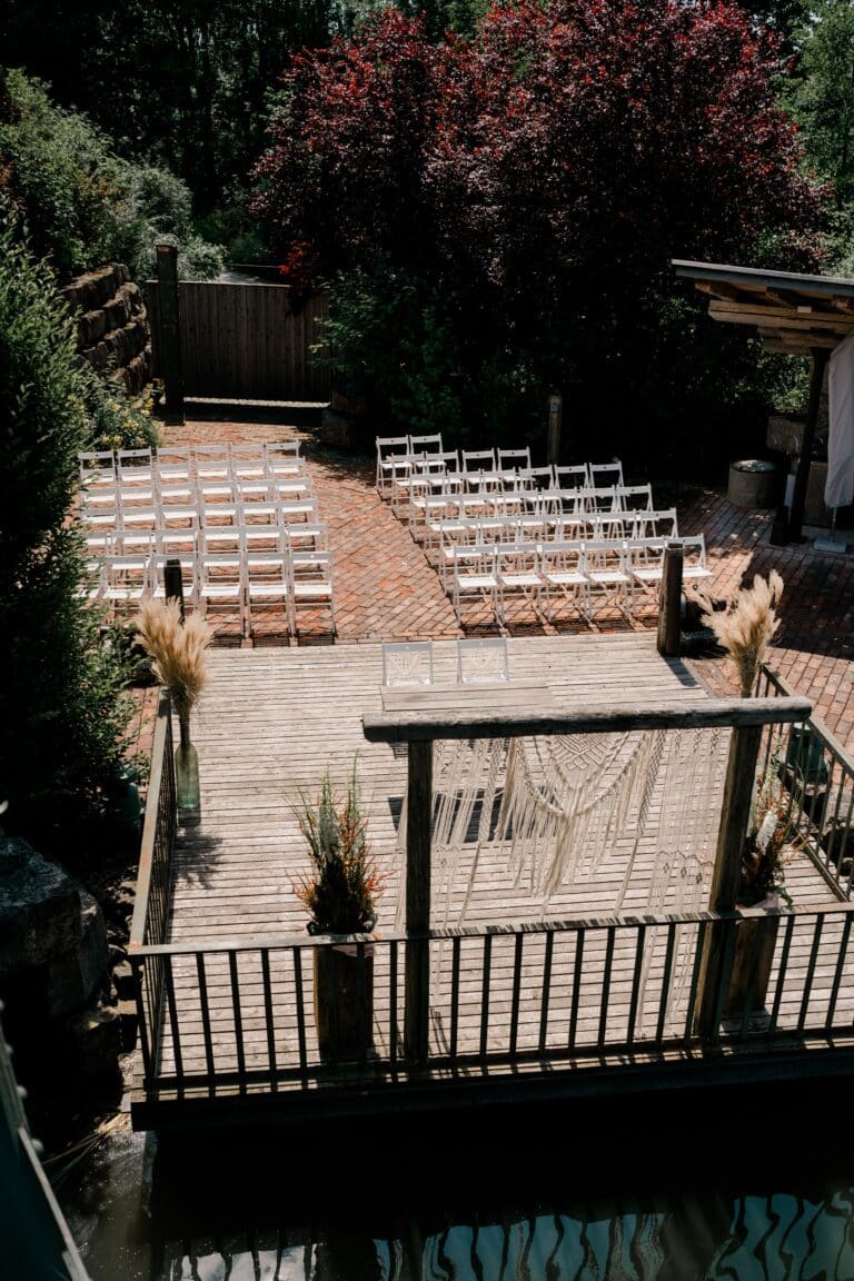 00019-florian-knusper-hochzeitsfotograf-wuerzburg-stuhlreihe-im-garten-Brückenbaron