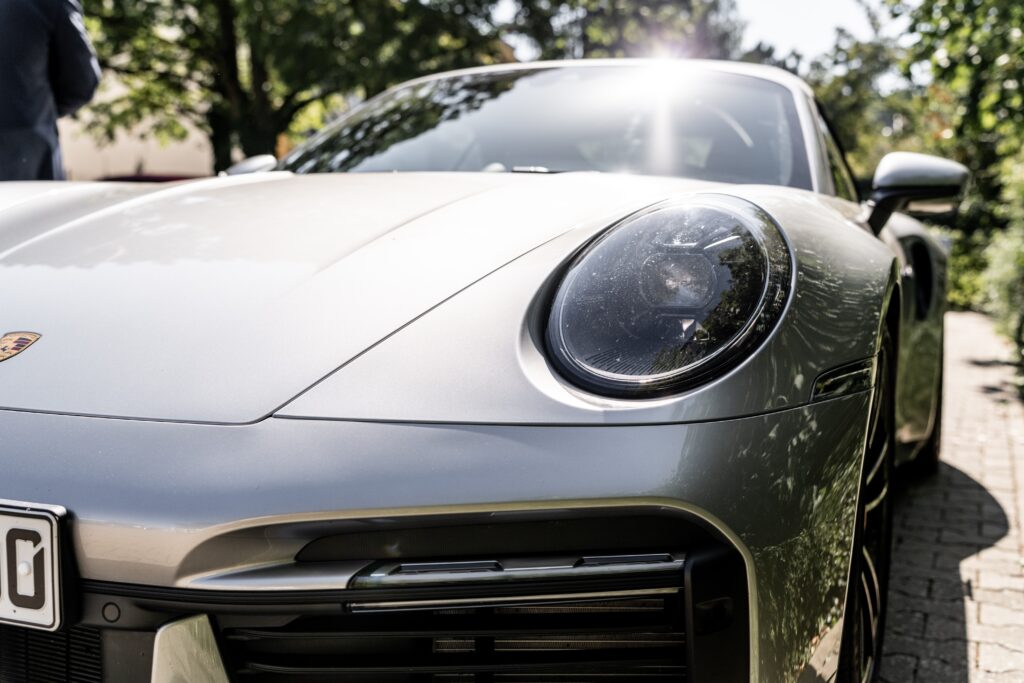 Luxusauto im Sonnenlicht am Hochzeitstag