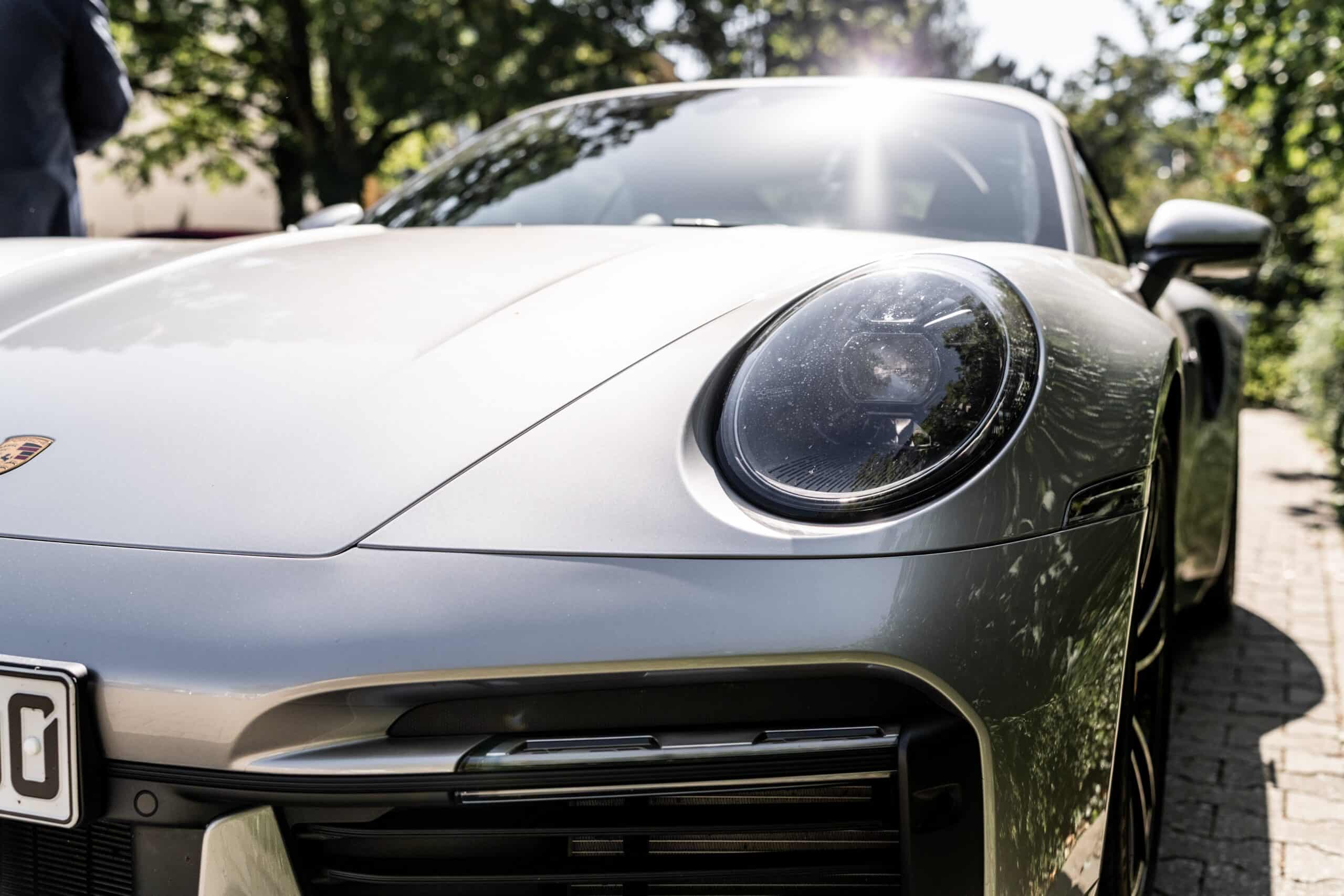 Luxusauto im Sonnenlicht am Hochzeitstag