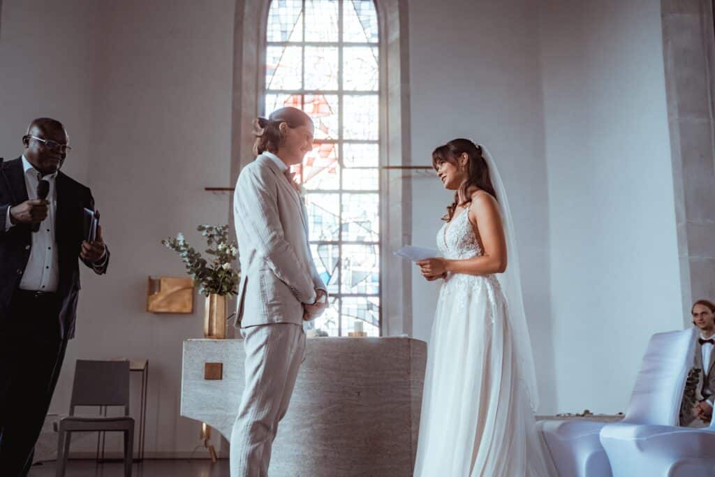 Trauung in der Kirche mit Brautpaar und Redner.