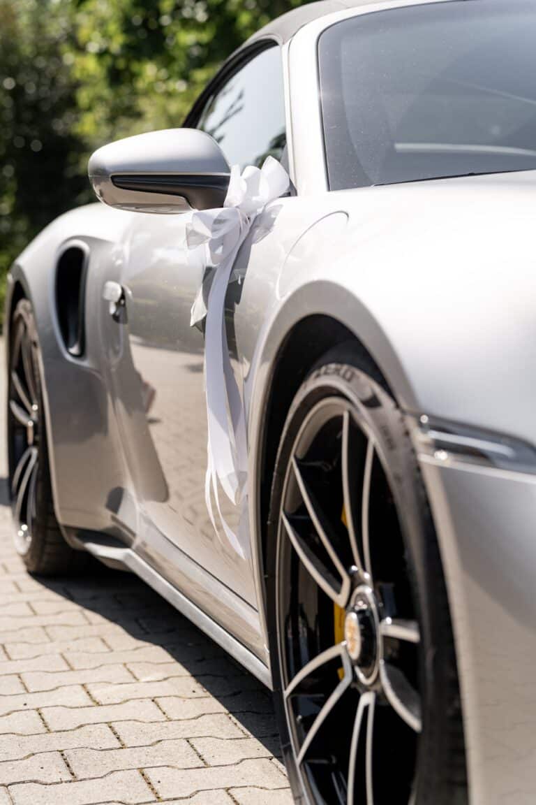 00021-florian-knusper-hochzeitsfotograf-wuerzburg-auto-mit-schleife-Schlosshotel Steinburg Wuerzburg