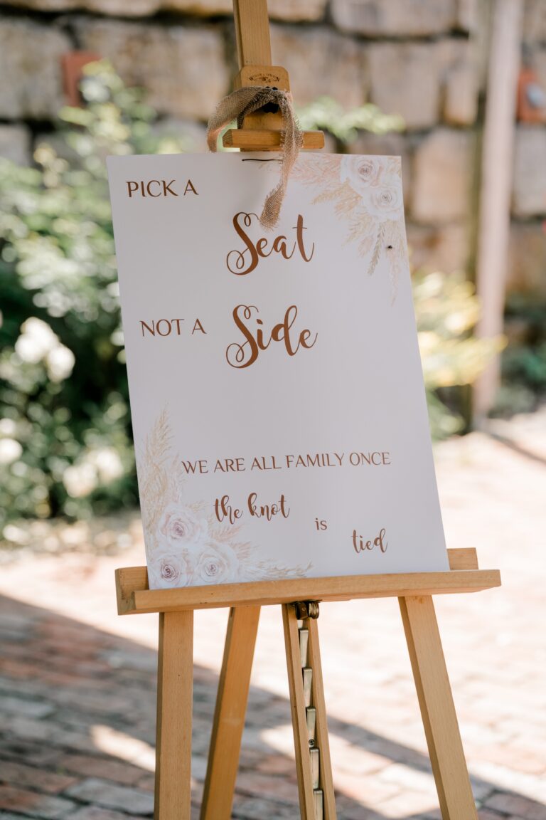 00022-florian-knusper-hochzeitsfotograf-wuerzburg-hochzeits-schild-im-freien-Brückenbaron