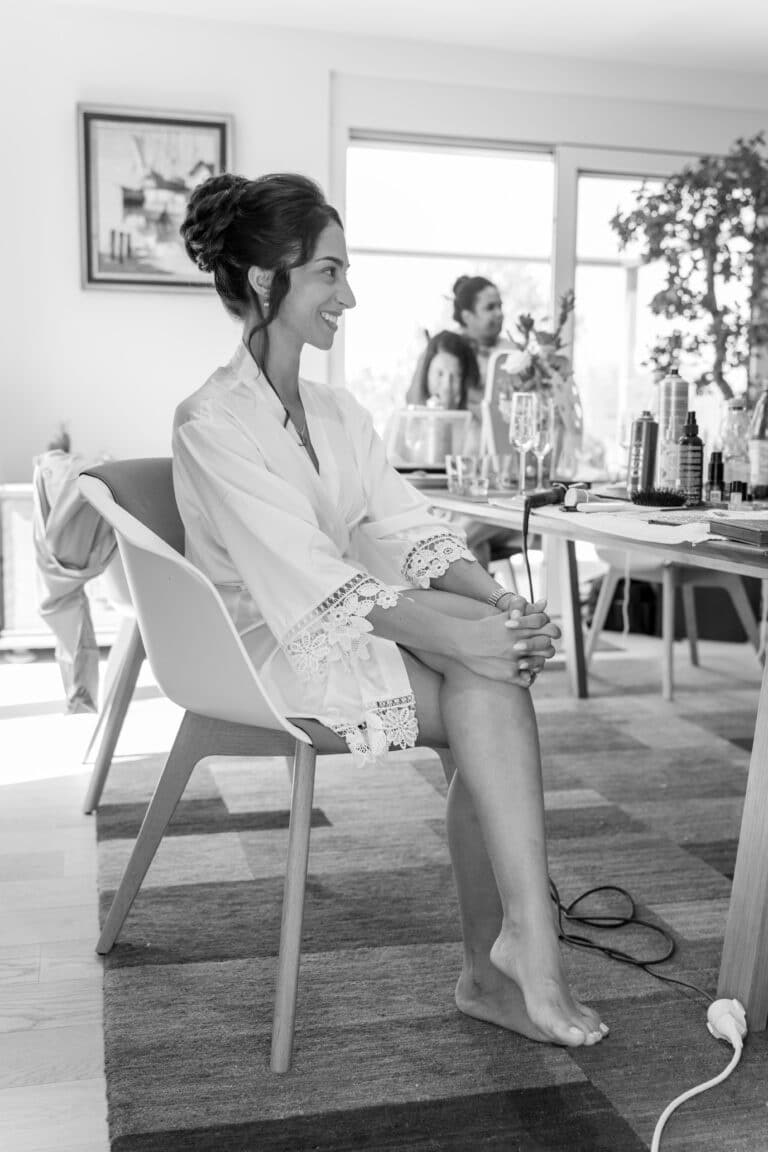 00023-florian-knusper-hochzeitsfotograf-wuerzburg-braut-beim-styling-Schlosshotel Steinburg Wuerzburg