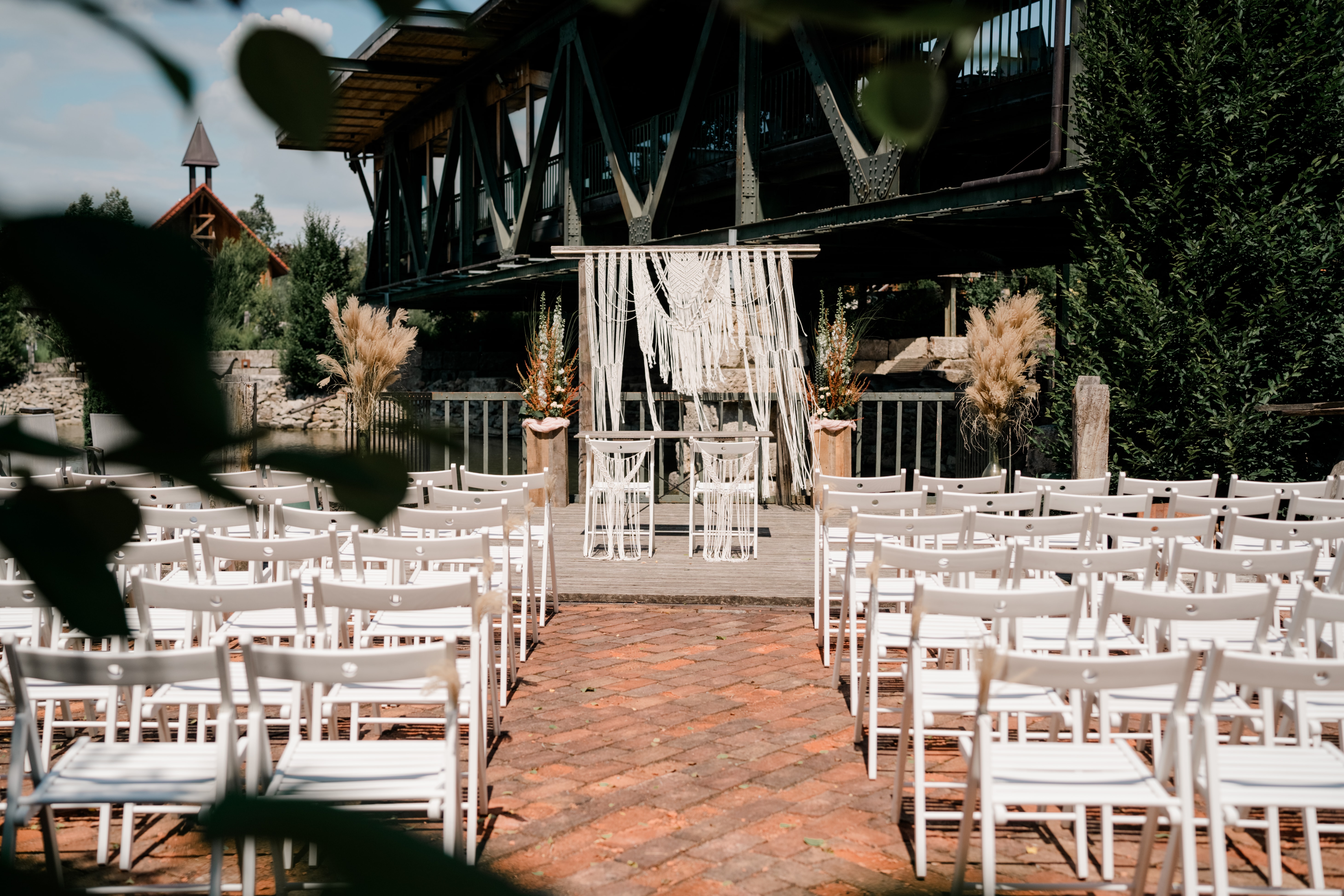 Hochzeitszeremonie im Freien mit weißer Bestuhlung