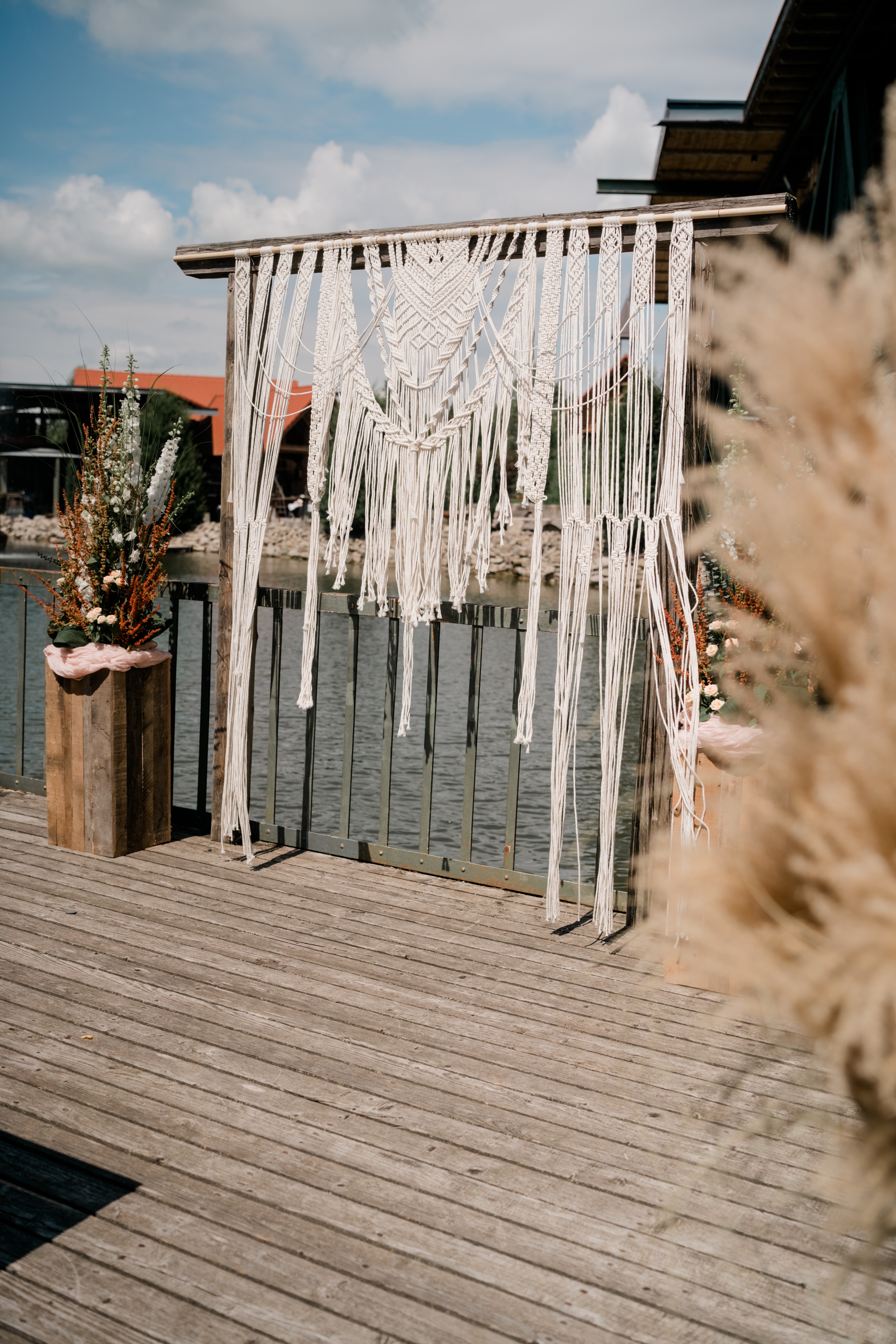 Dekoratives Macramé bei der Hochzeit am Steg