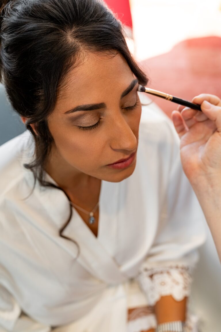 00027-florian-knusper-hochzeitsfotograf-wuerzburg-braut-beim-makeup-Schlosshotel Steinburg Wuerzburg